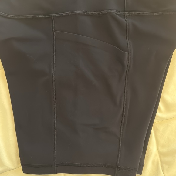 Athleta salutation stash 7in short - Picture 3 of 5